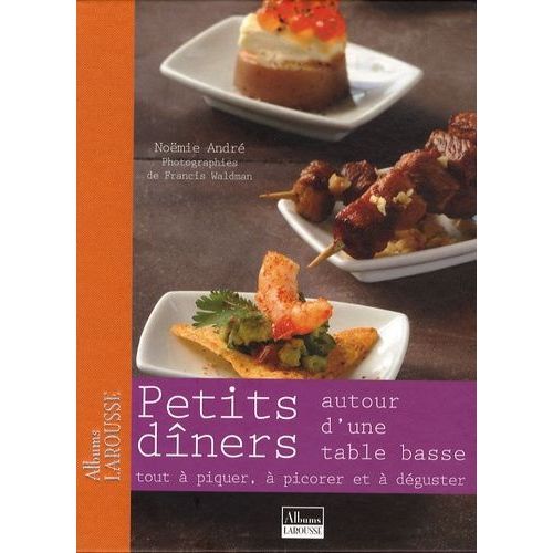 Petit Dîner Autour D'une Table Basse