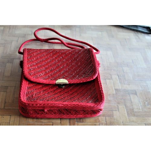 petit sac en paille rouge.fermeture à pression,cordon bandoulière,