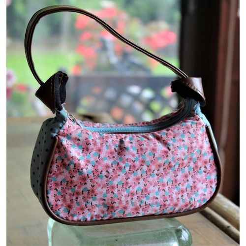 adorable petit sac joliement fleuri rehaussè d'une chouette et fleur.fermeture zippèe bleue.long:18cm; base:6cm;hteur:9cm.