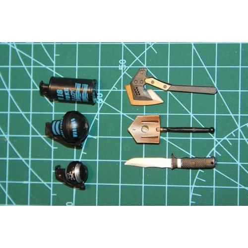 Ensemble De 6 Bombes À Fumée 1:6 Grenade Hache De Poignard. Accessoires De Modèle Militaire Revêtus De Plastique Pour Figurine D'action De 12 Pouces