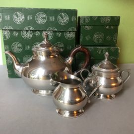 Lot De 03 Pièces, Théière, Sucrier, Pot À Lait, Marque Étains Du Manoir, Décor Perle En Étain Poli