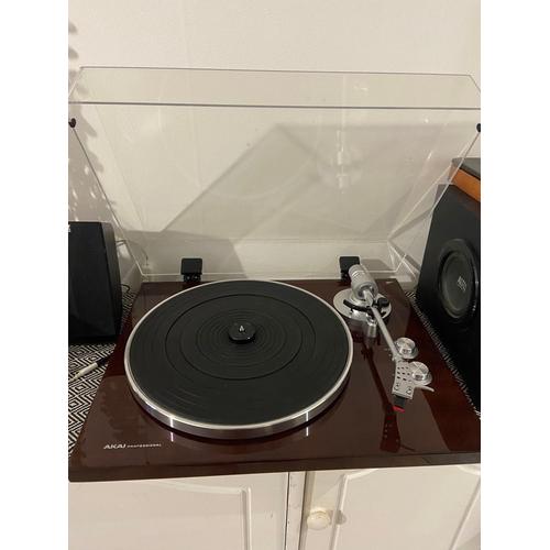 Tourne disque AKAI professional BT 500.