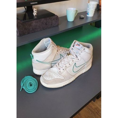 Nike Dunk High First Use Light Bone Green Noise Basket 44 Eu / 10 Us Homme Et Femme Avec Lacets Vert + Badge Nike Or