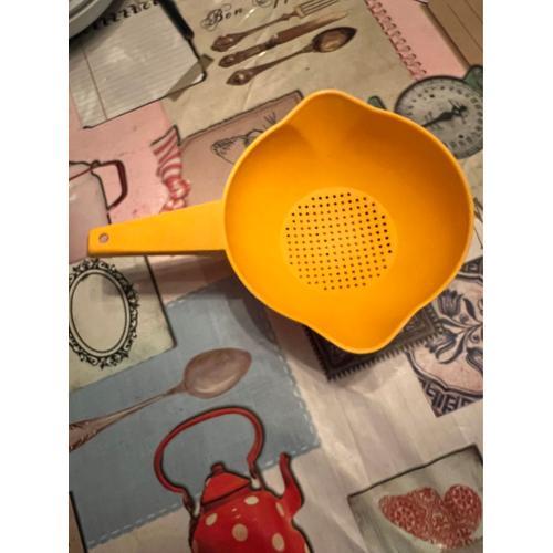 Passoire À 2 Becs À Manche Tupperware Vintage Jaune 