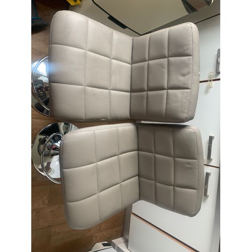 Je Vends Deux Tabourets De Bar De Couleur Taupe En Très Bon État , En Cuir Synthétique, Pivotants Et Réglables En Hauteur.