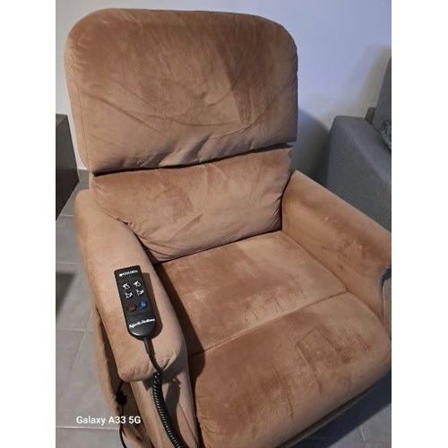 Fauteuil Électrique En Velours Beige Avec Manette Multifonctions.