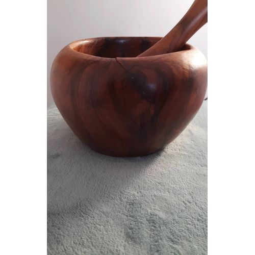 Mortier Avec Pilon. Vintage : Cela Lui Confère Une Bonne Qualité Du Bois Et D'un Beau Travail Artisanal. Bol H 12 X 17,5 Diamètre. Pilon 19 Cm. Poids Bol 1kg120 Avec Pilon 1kg 290. 