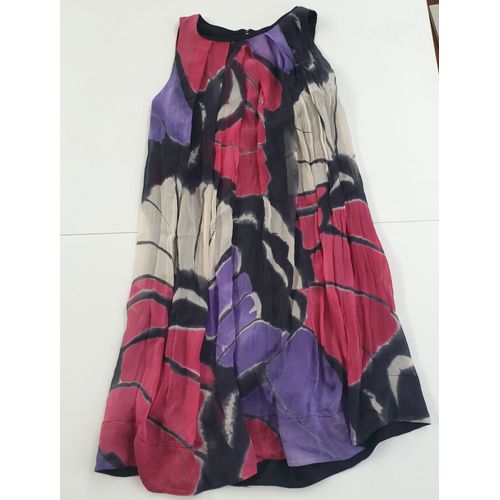 Robe Été Fluide Doublée, Sans Manche , Taille S Marque Zara, En Très Bon État, Dessins De Couleur Rouge, Bleu Et Beige Sur Fond Noir