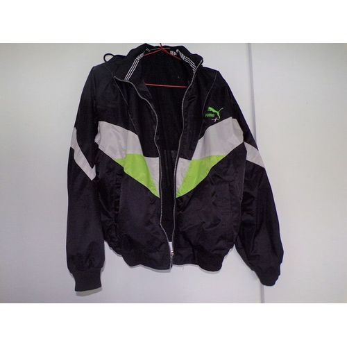 Veste Puma Tres Bonne Etat Taille S Exterieur 100% Nylon Doublure 55%Polyester 35% Cotton. Avec Capuche Qui Se Repli Dans Le Col.
