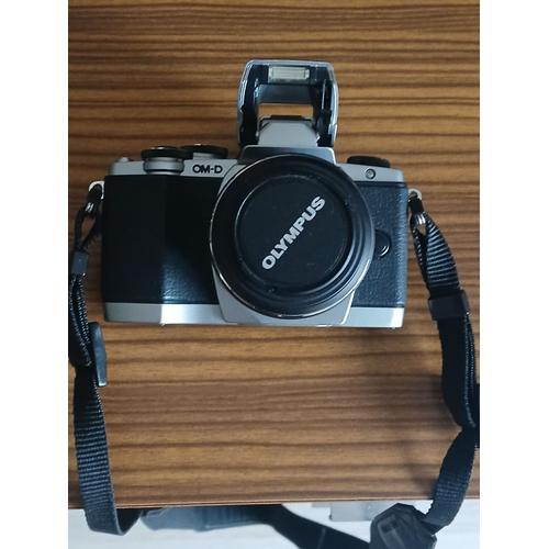 OLYMPUS OM-D E-M 16.1 mpix Silver + Objectif 14-42mm