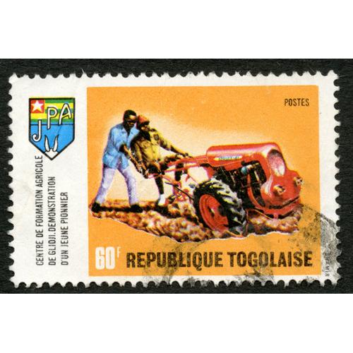 Timbre Oblitéré République Togolaise, Centre De Formation Agricole De Glidji , Démonstration D'un Jeune Pionnier, Postes, 60 F