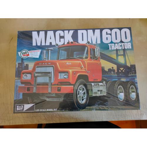 maquette camion américain 1/25 MPC : MACK DM 600 TRACTOR
