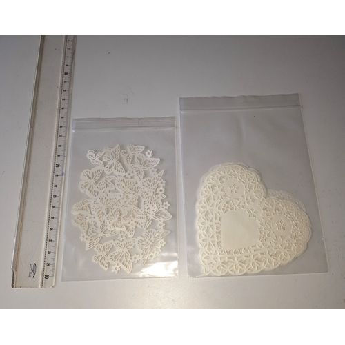Deux mini napperons de papier faits de papillons ajourés reliés entre eux par des petites fleurettes diamètre 8cm + 10 coeurs en papier blanc imitant la dentelle hauteur 9cm