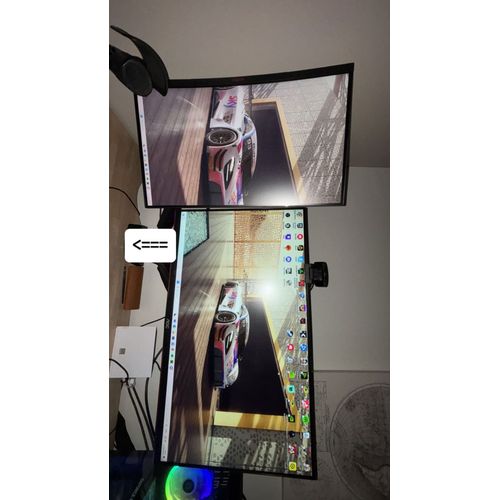 Deux écran gaming avec un bras pour tenir les deux écran 