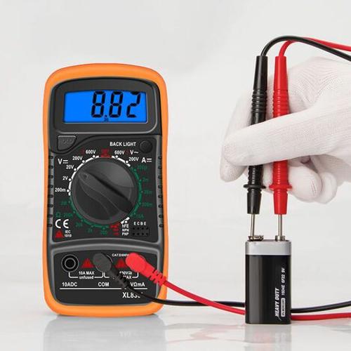 Le multimètre numérique mesure la diode de transistor de résistance AC DC  de courant de tension