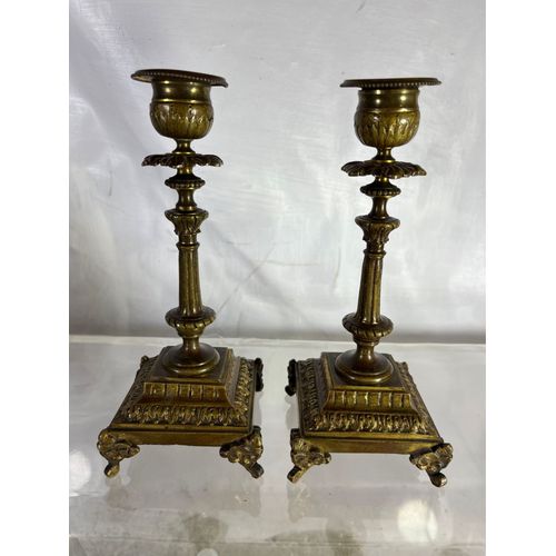 Paire de bougeoirs en bronze vers 1850