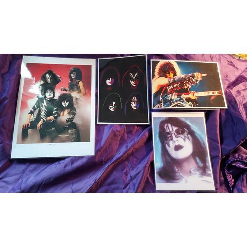 Kiss 4 Superbes Photos Plastifiées De 1977, 1978 Et 1982 Avec Ace Frehley. 3 Au Format 30x21.5 Cm Et 1 Au Format Poster 42.5x30.5 Cm