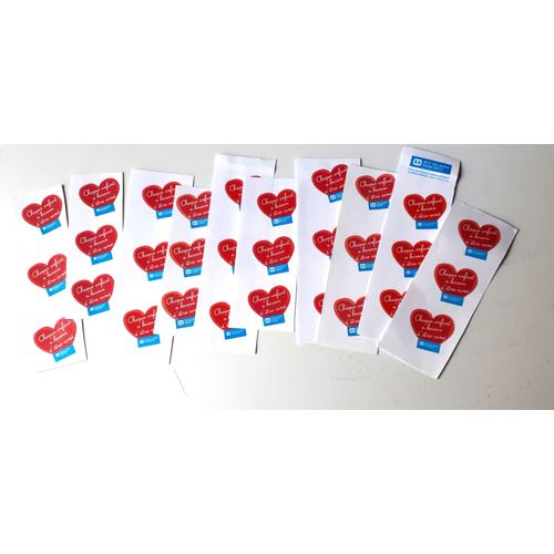 Trente Jolis Autocollants En Forme De Coeur Rouge Avec Inscription Chaque Enfant A Besoin D'être Aimé -Mention Sos Villages En Bleu - Diamètre 3cm
