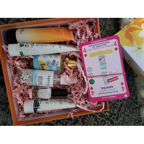 Boîte De Produits Cosmétiques (5) Dont 1 Vip Avec 144€ De Produits. Pour Les Autres Je L'ai Vends 20€ Pièces. Biotyfull Box Produits Français Bio Ou Naturel. 