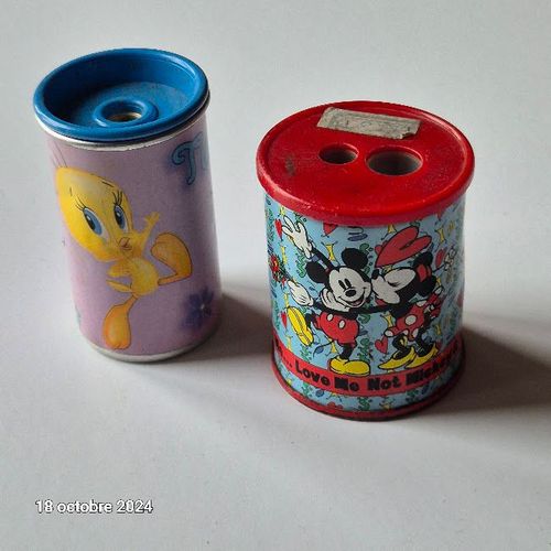 Lot De 2 Taille Crayons Des Années Passées, Titi 2001, Et Mickey Est Plus Ancien