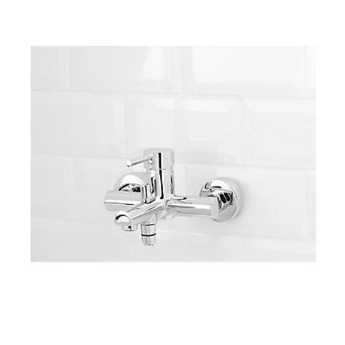 Mitigeur bain/douche Design robinet 2 trous manette unique coloris chromé entraxe 150 mm de baignoire style simple contemporain formes audace d salles de bain modern Cooke & Lewis 11.4x21.6x17.2cm