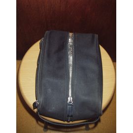 Trousse de toilette poche unique zippée + 2 pochettes zippées sur le côté, coloris bleu marine, fond, hanse de transport, et languettes zippes en simili cuir, trousse en polyester, longueur 22 cm.