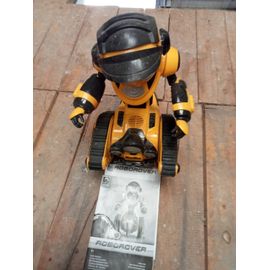 2 Robots Sans Télécommande + Un Avion Avec Télécommande (Je Ne Sais Pas Si Elle Fonctionne) + 2 Voitures 