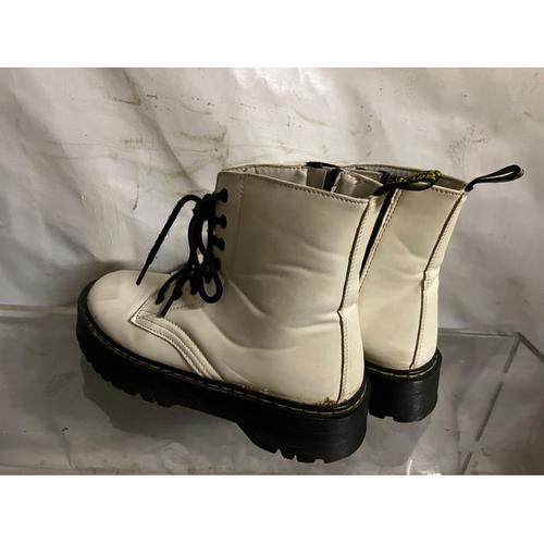 Paire de chaussures type boots style doc Martens taille 39 Rakuten