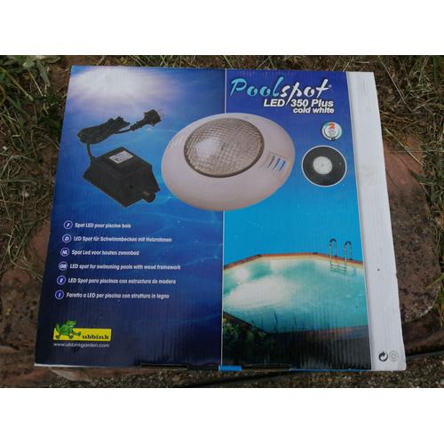 Spot LED pour piscine en bois