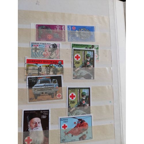 Album De Timbres Avec 220 Timbre De Burkina / Paraguay / Burundi / Amerique Du Sud / Pays Bas / Autriche Suede...