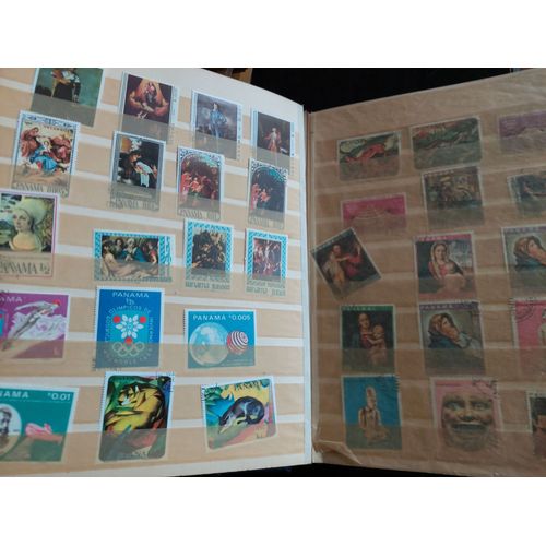 Gros Album De Timbres Avec 660 Timbres / Tres Tres Belle Collection De Panama / Haiti Tres Fourni / Europe Nordique Colonies Francaises