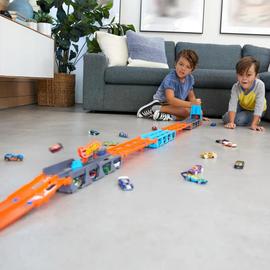 Hot Wheels Véhicule et Méga Piste, fourni avec une petite voiture