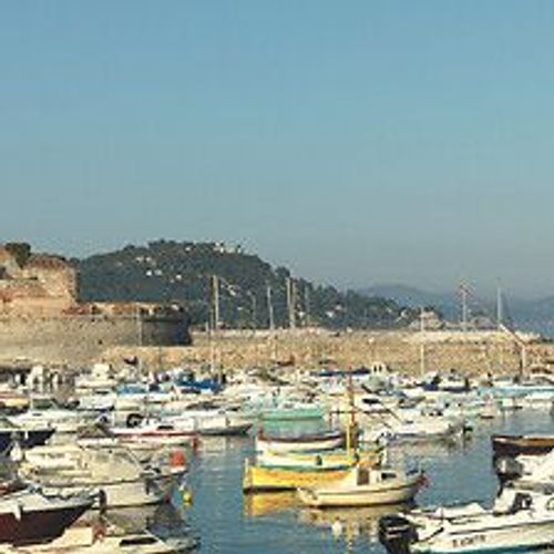 Papier peint panoramique intiss?, vue du port avec des beaux petits bateaux et de magnifiques fortifications en pierre du sud, 270 cm X 250 cm