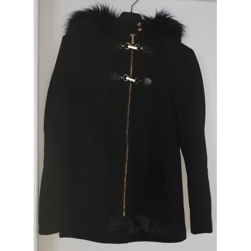 Veste Longue/Manteau Noire Zippée Avec 2 Boutons Dorés Et Parement De 2 Clips Dorés- Capuche Bordée Fourrure Synthétique- Polyester Et Laine -Doublure Polyester -2 Poches Latérales- La Halle Taille 46