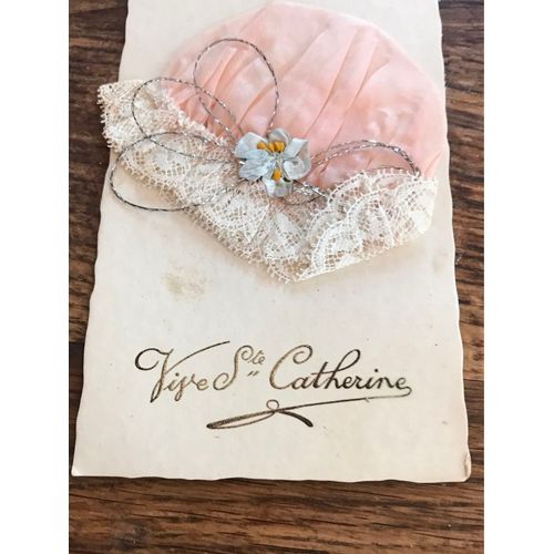 Carte Couleurs De Sainte  Catherine.Une Charlotte Brodée Avec Dentelle 