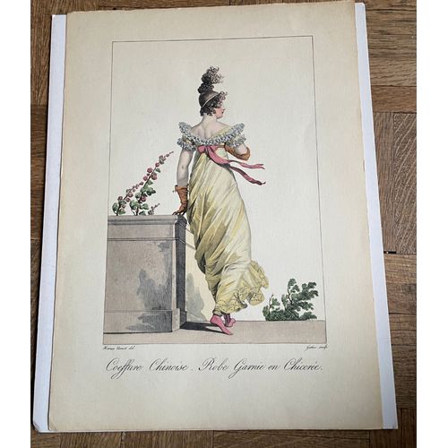 Gravure Eau Forte Représentant Une Elégante De Dos Portant Une Coiffure Chinoise Et Une Robe Garnie En Chicorée De Georges-Jacques Gatine & Horace Vernet