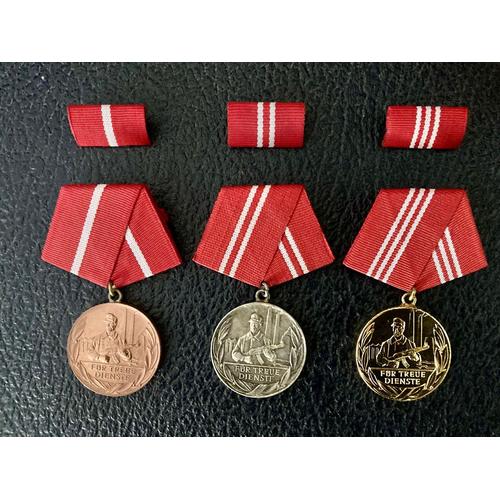 Lot Médailles Allemagne De L¿Est Avec Rappels / Rda 1965 / Pour 10 Ans 15 Ans Et 20 Ans De Service Dans L¿Armée. 