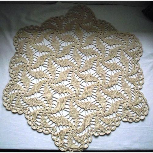 Centre de table au crochet fait main .Couleur écru soutenu. Dimensions 65 cm x 65 cm .