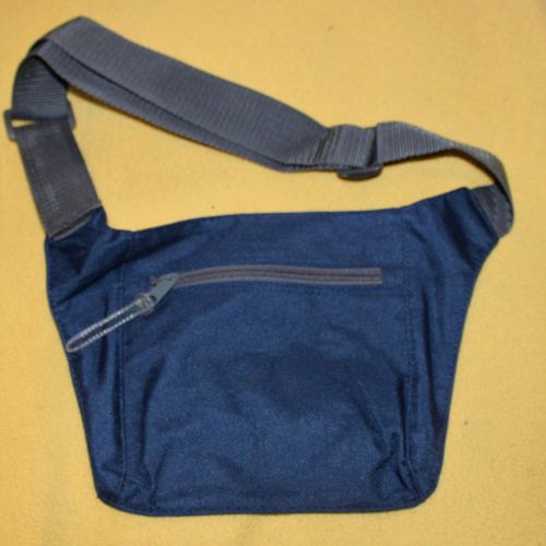 pochette banane neuve marine