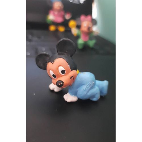  Mickey Et Ses Amis, Figurine De Mickey Bébé Rampant À Quatre Pattes. Vintage Des Années 1985. Hauteur 4, 5 Cm, Marque Bullyland. Collection, Dessin Animé.   