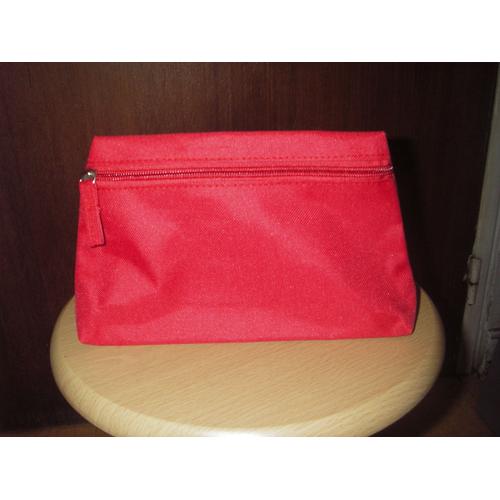 Pochette zippée MKT, coloris rouge, poche unique, imperméable, 100% polyester, longueur 23 cm, profondeur 13,5 cm, largeur 6 cm.