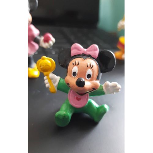 Figurine Mimmie Bébé Avec Son Hochet. Collection Mickey Et Ses Amis. Marque Bullyland, Taille 4,5cm.  Très Réaliste.  Figurine, Collection, Jeu, Personnage 