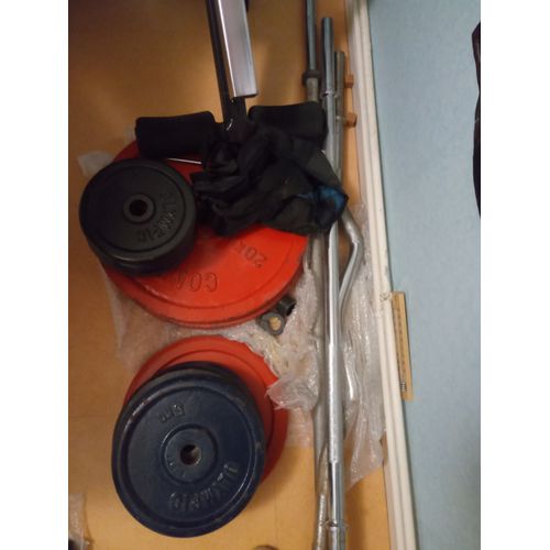 Lot De Barres Et Rondelles De Poids De 1 A 20 Kgs Et Une Sac De Frappe Tres Bon État