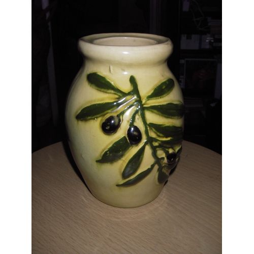 Vase en céramique Giraud Vallauris ,décor: branches d'olivier en relief, coloris beige, décor vert, Hauteur 15 cm, diamètre haut 5 cm, bas 7 cm, milieu 12 cm.