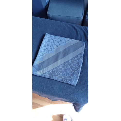 Etole Gucci Grise Portée 2 Fois. Lavée Délicatement Pour La Vente. En Excellent État.