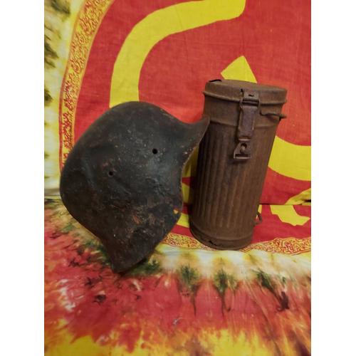 Casque Allemand + Boîte Masque À Gaz (Seconde Guerre Mondiale 1939/1945)