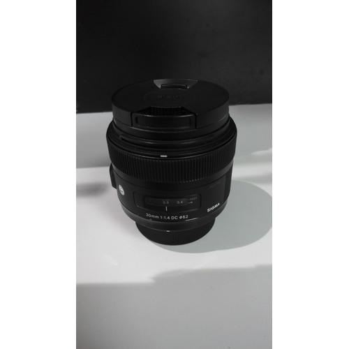 Objectif Sigma 30mm 1:1.4 DC pour Nikon