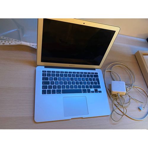 Apple MacBook Air - 13,3 pouces - Intel Core I7 double coeur 2,2 GHz - DD 120 Go