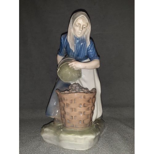 Statue porcelaine Femme au pommes de terre Royal Copenhague