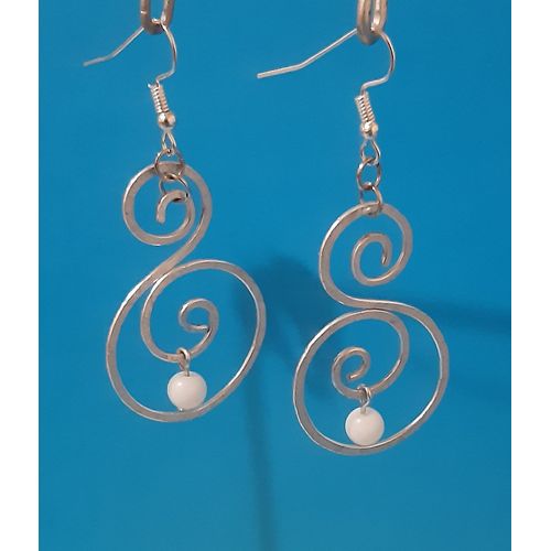 Boucles D'oreilles Tourbillon À Double Cerceaux Argentés Avec Perle Centrale Blanche